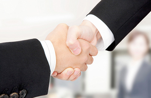 握手するビジネスマン